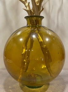 lot 143 image: Beautiful Large Amber Colored Vase with Gold Colored Twigs
