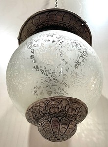 lot 147 image: Elegant Hanging Votive Decor