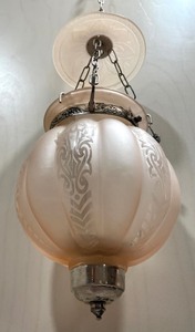 lot 207 image: Darling Hanging Votive Decor