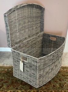 lot 196 image: Wonderful Wicker Chest with 6 Hotel Collection Towels