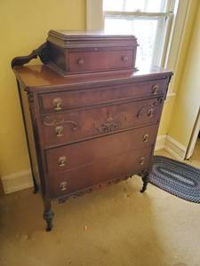lot 100 image: Old Dresser