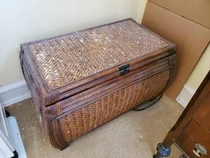 lot 101 image: Blanket Chest