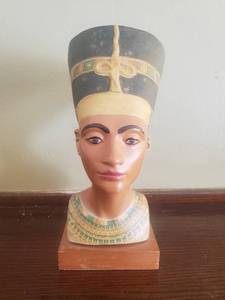 lot 8 image: Nefertiti Bust