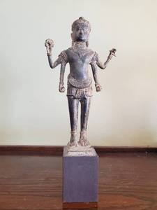 lot 10 image: Vishnu Statue