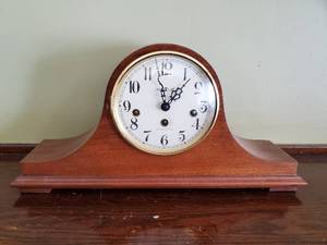 lot 13 image: Howard Miller Mantle Clock