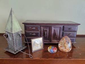 lot 14 image: Collection Of DcorHousewares