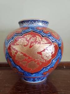 lot 15 image: Imari Vase