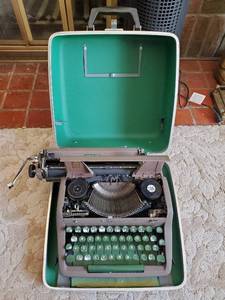 lot 31 image: Vintage Royal Quiet De Luxe Typewriter