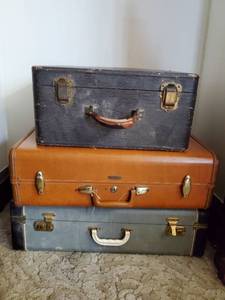 lot 39 image: Three Vintage Suitcases