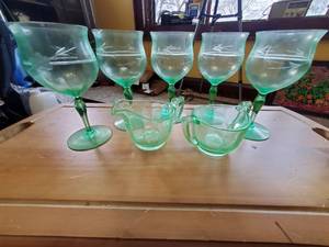 lot 42 image: Uranium Glass Set