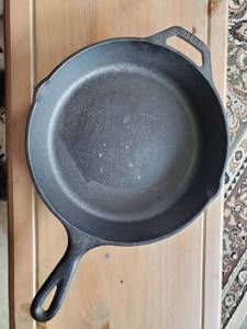 lot 66 image: Lodge Cast Iron 10 Skillet