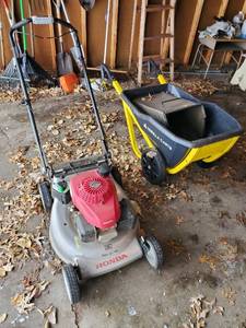 lot 9 image: Honda Twin Blade Lawnmower