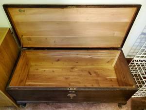 lot 87 image: Cedar Hope Chest