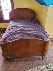 lot 95 image: Antique Full Size Bed