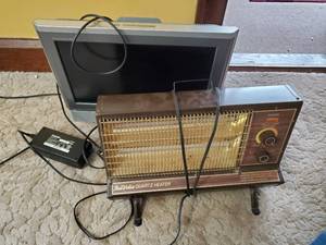 lot 122 image: TrueValue Quartz Heater And Toshiba 20 LCD TV