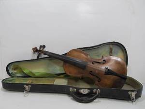 lot 21 image: Antique Gunnar Helland Violin wCase