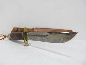 lot 45 image: Nice Vintage WESTERN Model L46-6 HuntingFighting Knife w Sheath