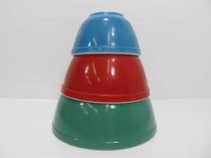 lot 111 image: 3 Vintge PYREX Primary Set Mixing Bowls