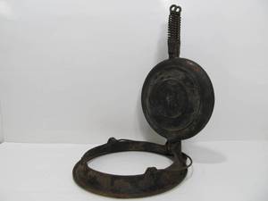 lot 118 image: Signed Antique Cast Iron Waffle Maker