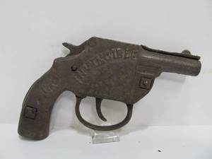 lot 124 image: Very Cool 1930s Kilgore New 50 Shot INVINCIBLE Cast Iron Cap Gun