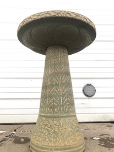 lot 2 image: Excellent Vintage RED WING Stoneware Bird Bath