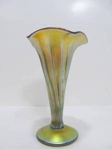 lot 161 image: Gorgeous Signed STEVEN LUNDBERG Iridescent Art Glass Vase