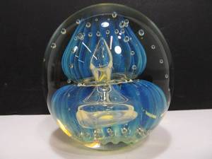 lot 164 image: Stunning Signed ROBERT EICKHOLT Jellyfish Paperweight