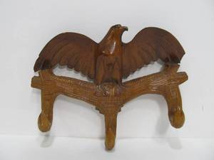 lot 174 image: Vintage Carved Folk Art Wood Eagle Wall Rack wHooks