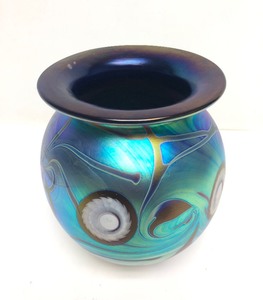 lot 169 image: Larger Signed ROBERT EICKHOLT Iridescent Art Glass Vase