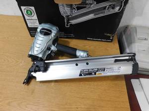 lot 65 image: Metabo HPT 3.5-in 21-Degree Pneumatic Framing Nailer