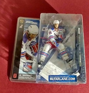 lot 5 image: McFarlane Eric Lindros Figurine