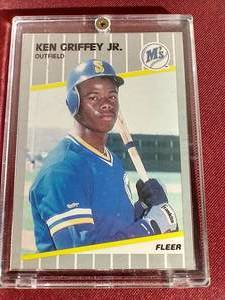 lot 99 image: 1989 Fleer Ken Griffey Jr. Rookie Card