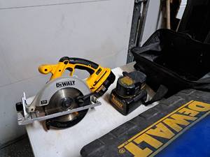 DeWalt DC390 6-12 18V Circular Saw with (2) Batteries, DeWalt DW9116 7.2-18V 1-Hour Charger, Case