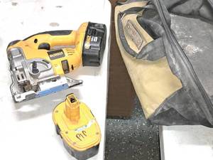 DeWalt DC330 Variable Speed 18V Jig Saw with (2) Batteries, Case