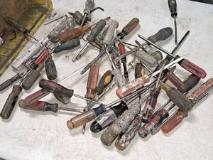 Lot of  Assorted Screwdrivers (in yellow bin)