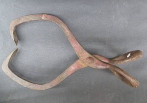 VINTAGE ICE GRABBER