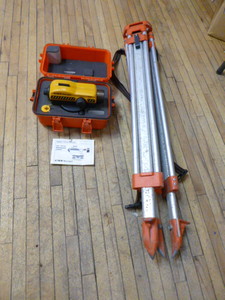 lot 16 image: CSTBerger Automatic Level and Tripod
