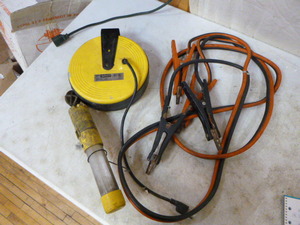 lot 21 image: Shop Light and Jumper Cables