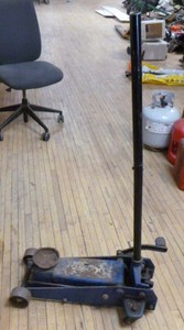 lot 26 image: Floor Jack