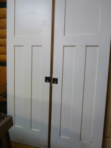 lot 100 image: 2 Sliding Closet Doors