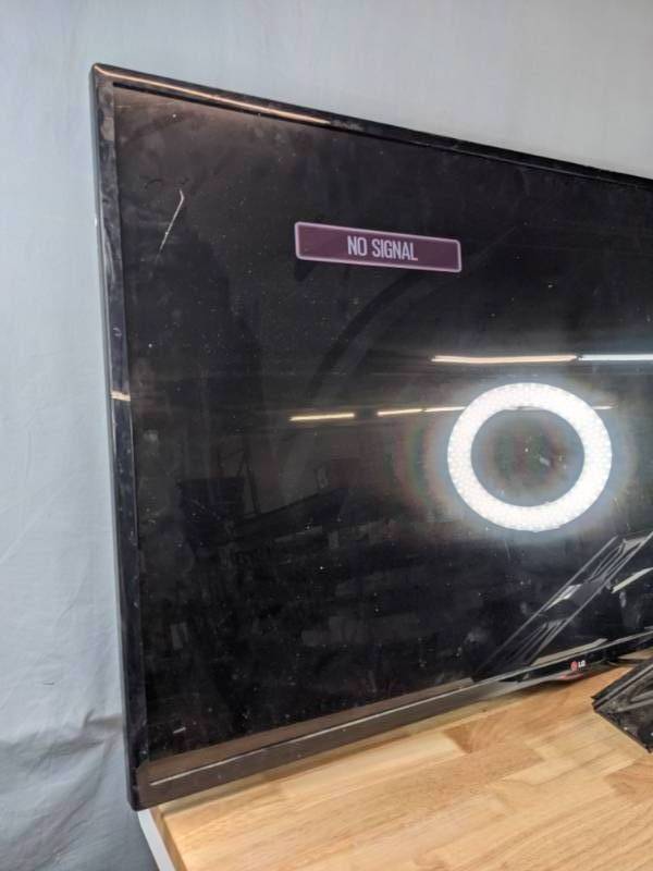 lot 110 image: LG 55 Television Model 55LN5200-UB with Wall Mount  F