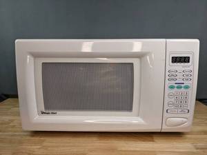 lot 127 image: Magic Chef Microwave Oven, White  B