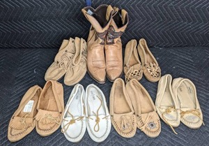 lot 158 image: (7) Pairs of Womens Size 7.5-8.5 Minnetonka Moccasins and Authentic Laredo Boots B