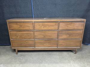 lot 185 image: Mid-Centry Modern Nine Drawer Lowboy Dresser K