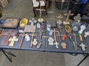 lot 258 image: Large Assortment of Christian CrossesCrucifixes and Decor H