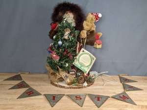lot 54 image: Christmas Decor  Lighted Woodland Santa Figure and Metal Christmas Banner  S