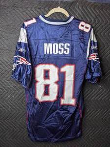 lot 63 image: Reebok Randy Moss NFL New England Patriots Football 81 Medium Mens Jersey H