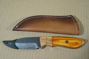 lot 76 image: Handmade Damascus Style Blade Knife with Cherry Wood Handle and Leather Sheath