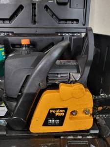 lot 22 image: Poulan Pro Chain Saw 48cc. PP4818A. With case . Runs with first pull.