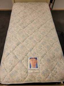 lot 50 image: A pair of very gently used Lexington Furniture Twin Poster Beds with Sealy Mattresses.  Made in USA.